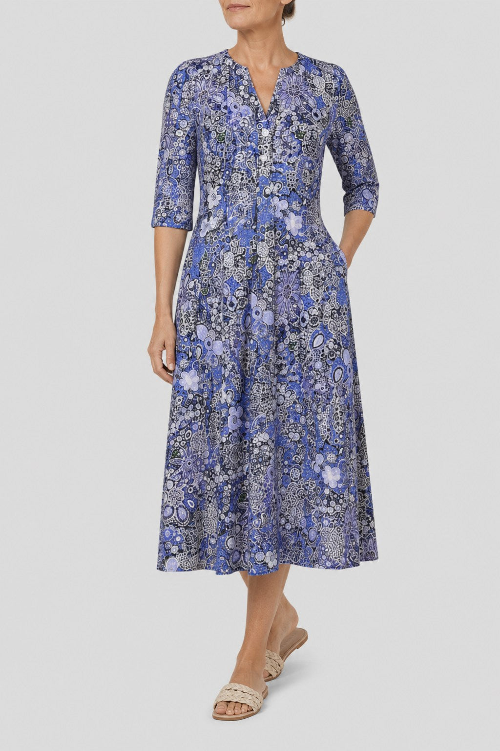 Lotte Easy V-Neck Midi Dress with 3/4 Sleeves